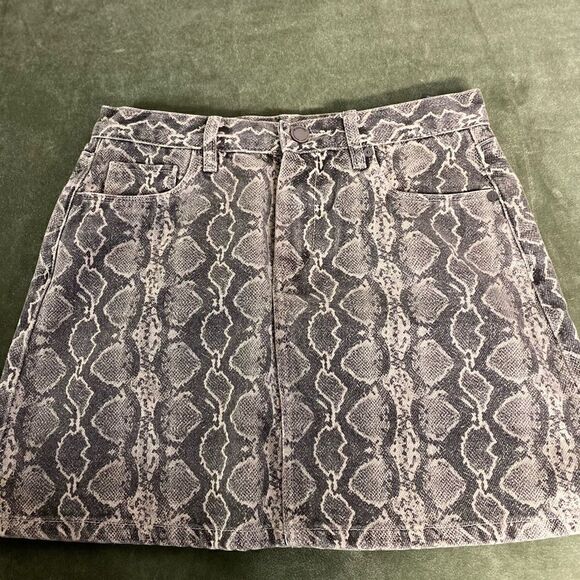#113 BLANK NYC Snakeskin Jean Skirt - Picture 7 of 8